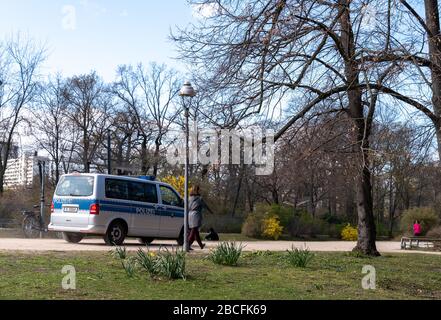 Polizei van patrouilliert Tiergarten in Mittelberlin, um bei der Corona-Pandemie soziale Distanzierungsregeln durchzusetzen Stockfoto