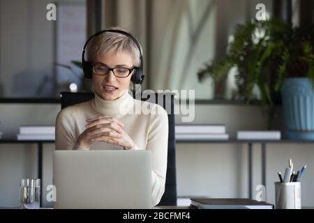 30-er Geschäftsfrau, die Online-Videokonferenzen veranstaltet. Stockfoto