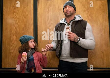 DAVE BAUTISTA und CHLOE COLEMAN in MEINEM SPION (2020) unter der Regie VON PETER SEGAL. Kredit: STX Entertainment. Distribuida por Film & TV House / GEM Ent / Album Stockfoto