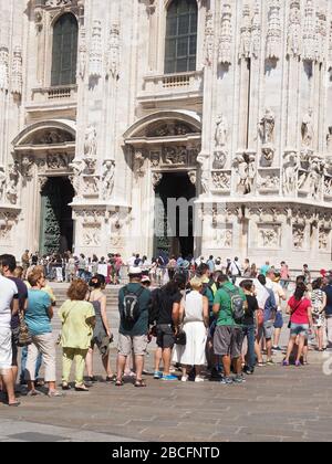 Piazza del Duomo, eine Warteschlange von Touristen, die auf den Einzug in die Kathedrale von Mailand, die Lombardei, Italien und Europa warten Stockfoto