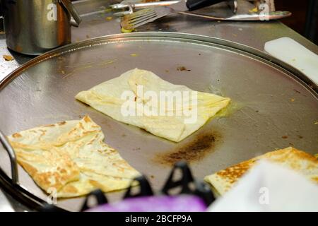 roti Braten auf der großen Pfanne Stockfoto