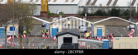 NUMMERNSCHILDER UND WINDSCHUTZSCHEIBEN PIXELIERT VON PA PICTURE DESK EINE Fahrt durch das Kovid-19-Testzentrum im Parkplatz der Belfast SSE Arena. Stockfoto