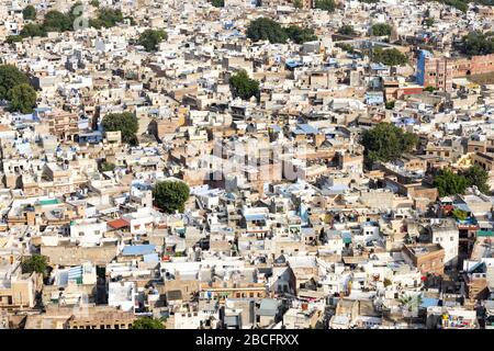 Blick von oben, atemberaubender Luftblick auf die blaue Stadt Jodhpur, Rajasthan, Indien. Jodhpur ist eine Stadt in der Thar-Wüste im Nordwesten Indiens. Stockfoto