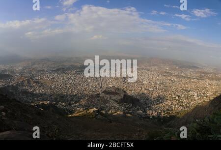 Taiz / Jemen - 22 Nov 2019 : Stadt Taiz - Jemen, das die historische Burg (Alqahera) zeigt, die eines der wichtigsten historischen Wahrzeichen in ist Stockfoto