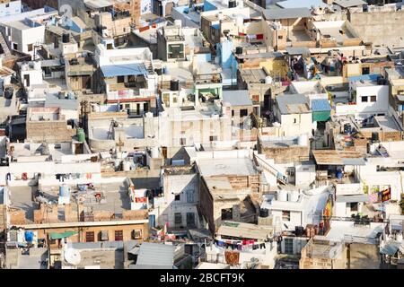 Blick von oben, atemberaubender Luftblick auf die blaue Stadt Jodhpur, Rajasthan, Indien. Jodhpur ist eine Stadt in der Thar-Wüste im Nordwesten Indiens. Stockfoto