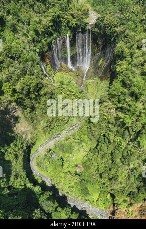 Blick von oben, atemberaubender Luftblick auf die Tumpak Sewu Wasserfälle, auch bekannt als Coban Sewu. Ostjava, Indonesien. Stockfoto