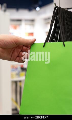 Pakete für Einkäufe mitnehmen. Bunte Taschen in der Handelsetage. Nahaufnahme Stockfoto