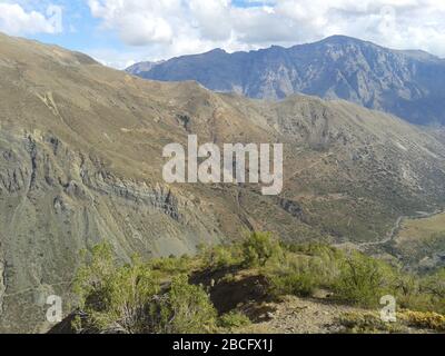 Bergwanderung zum Cerro La Colorada, im zentralen Sektor der Anden in der Nähe von Santiago de Chile Stockfoto