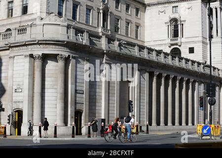 London, Großbritannien. April 2020. COVID-19 Pandemie sonniger Mittag in der Nähe der Bank of England und der nahe gelegenen St. Pauls Cathedral und Leute, die sonnigen Samstagtag genießen und die Warnung ignorieren, zu Hause zu bleiben Credit: AM24/Alamy Live News Stockfoto