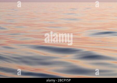 Ruhiges Meer bei Sonnenuntergang und Mondaufgang, in der Nähe von Mallorca, Mittelmeer Stockfoto