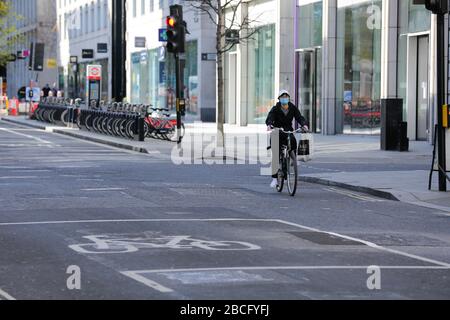 London, Großbritannien. April 2020. COVID-19 Pandemie sonniger Mittag in der Nähe der Bank of England und der nahe gelegenen St. Pauls Cathedral und Leute, die sonnigen Samstagtag genießen und die Warnung ignorieren, zu Hause zu bleiben Credit: AM24/Alamy Live News Stockfoto