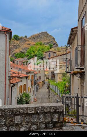 Eine schmale Straße zwischen den Häusern eines kleinen Bergdorfs in der Region Basilikata in Italien Stockfoto