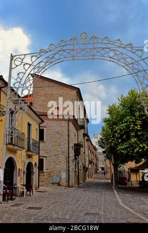 Eine schmale Straße zwischen den Häusern eines kleinen Bergdorfs in der Region Basilikata in Italien Stockfoto