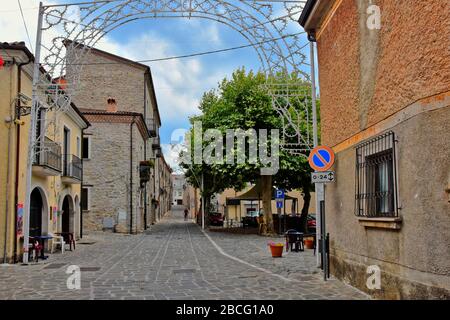Eine schmale Straße zwischen den Häusern eines kleinen Bergdorfs in der Region Basilikata in Italien Stockfoto