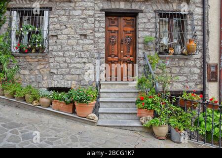 Die Fassade eines Hauses in einem Dorf in der Region Basilikata in Italien Stockfoto