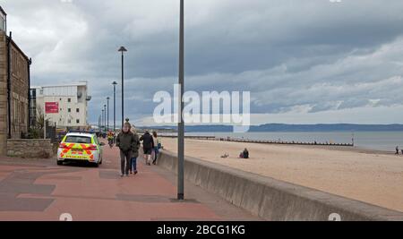 Portobello Beach and Promenade, Edinburgh, Schottland, Großbritannien. April 2020. Am Nachmittag bewölkt 10 Grad mit ruhigem Strand, aber manchmal sehr belebte Promenade, verursacht durch Radfahrer, die sich aufballen und Fußgänger durchweben. Auch zum ersten Mal gab es in den letzten zwei Wochen während Coronavirus Lockdown zu dieser Tageszeit eine Polizeipräsenz, obwohl Routine, vielleicht in Erwartung des besseren Wetters, das morgen erwartet wird, wenn heißere Temperaturen prognostiziert werden. Stockfoto