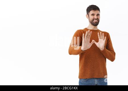 Nein danke, ich Pass. Porträt eines angeekelten jungen, grimmigen bärtigen Mannes, der darum bittet, fernzuhalten, Abstand zu halten, die Hände in der Verteidigung zu schütteln und zu verweigern, Schritt Stockfoto