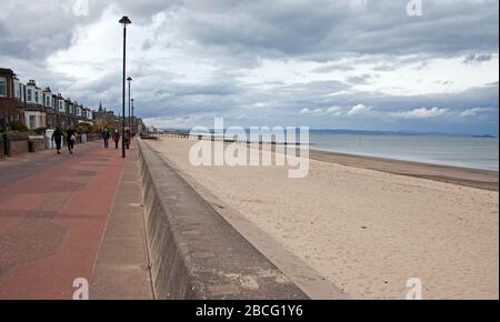 Portobello Beach and Promenade, Edinburgh, Schottland, Großbritannien. April 2020. Am Nachmittag bewölkt 10 Grad mit ruhigem Strand, aber manchmal sehr belebte Promenade, verursacht durch Radfahrer, die sich durch Tretfahrer bellen und weben. Außerdem gab es zum ersten Mal in den zwei Wochen während des Lockdowns von Coronavirus eine Polizeipräsenz zu dieser Tageszeit, möglicherweise in Erwartung des besseren Wetters, das morgen erwartet wird, wenn heißere Temperaturen erwartet werden. Stockfoto