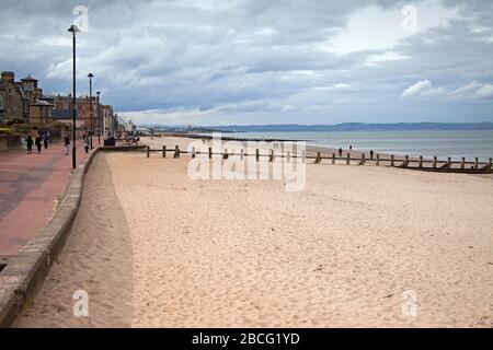 Portobello Beach and Promenade, Edinburgh, Schottland, Großbritannien. April 2020. Am Nachmittag bewölkt 10 Grad mit ruhigem Strand, aber manchmal sehr belebte Promenade, verursacht durch Radfahrer, die sich aufballen und Fußgänger durchweben. Außerdem gab es zum ersten Mal in den zwei Wochen während des Lockdowns von Coronavirus eine Polizeipräsenz zu dieser Tageszeit, möglicherweise in Erwartung des besseren Wetters, das morgen erwartet wird, wenn heißere Temperaturen erwartet werden. Stockfoto