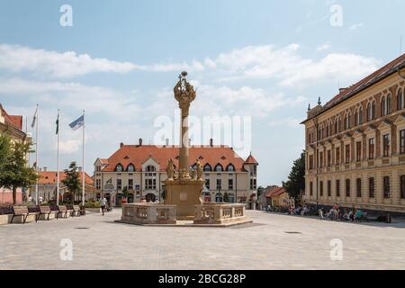 Fo ter (Hauptplatz) in Keszthely, Ungarn mit einer Dreifaltigkeitssäule Stockfoto