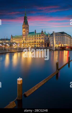 Hamburg, Deutschland. Stadtbild das Bild der Hamburger Innenstadt mit Rathaus während des Sonnenuntergangs. Stockfoto