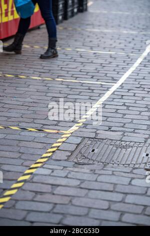 Coronavirus (Covid-19) soziale Distanzierungsmaßnahmen auf einem Markt im Freien in der Stadt Veenendaal, Niederlande Stockfoto