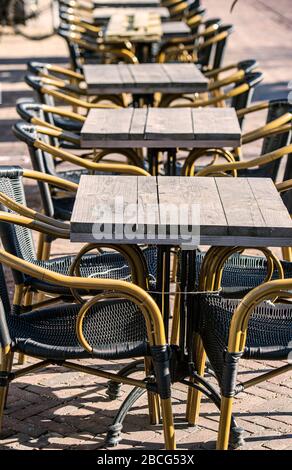 Leere Stühle und Tische vor einer Restaurantbar in der niederländischen Stadt Veenendaal, die wegen des Ausbruchs des Coronavirus geschlossen werden musste Stockfoto