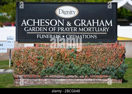 Riverside, Kalifornien, USA. April 2020. Detaillierter Blick auf die Beschilderung im Acheson & Graham Garden of Prayer Mortuary, wo der stellvertretende David Werksman des Riverside County Sheriff David Werksman am Freitag, 3. April 2020, in Riverside, Kalifornien, County Sheriff Chad Bianco, am Anfang der Verabschiedung des stellvertretenden David Werksman, Der an Komplikationen des Romans COVID-19 starb. Werksman ist der zweite Mitarbeiter des County Sheriffs, der aufgrund des Coronavirus starb. (Foto von IOS/Espa-Images) Credit: European Sports Photographic Agency/Alamy Live News Stockfoto