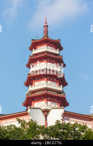 Hongkong, China. Die Pagode des zehntausend-Buddha-Klosters in Pai Tau Tsuen, Sha Tin in den neuen Territorien. Klosterturm. Stockfoto