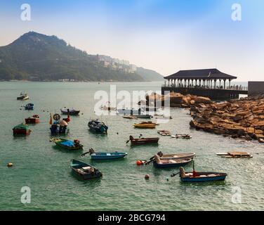 Stanley, Hongkong, China. Boote ankerten im Hafen. Stockfoto