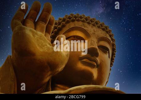 Hongkong, China. Kloster Po Lin, Insel Lantou. Der Große Buddha. In 34 Metern Höhe ist diese Bronzestatue eine der größten Buddhastatuen in Stockfoto