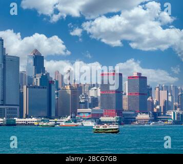 Hongkong, China. Skyline von Hongkong Island aus von Kowloon aus gesehen. Eine Sternenfähre, die den Victoria Harbour durchquert. Diese markanten grünen und weißen Fähren fahren Stockfoto