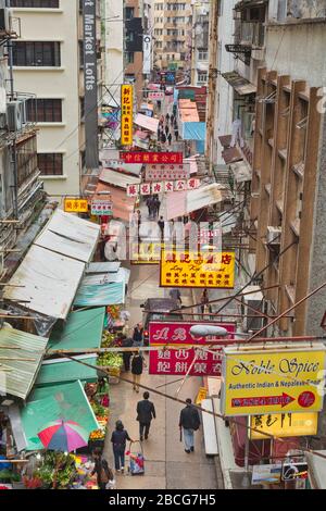 Hongkong, China. Blick auf die Gage Street. Werbeschilder mit chinesischen und westlichen Schriftzeichen. Stockfoto