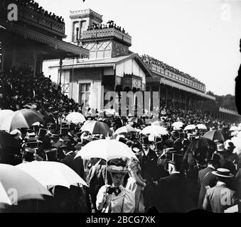 Massen von Rennegoern in den Tribünen auf Longchamp Racecourse, Paris, Frankreich, 1895. (Foto von Burton Holmes) Stockfoto