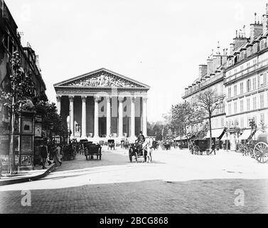 Außenansicht der Eglise de la Madeleine auf dem Place de la Madeleine, Paris, Frankreich, 1895. (Foto von Burton Holmes) Stockfoto