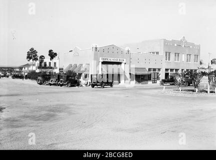 Ein Blick auf die Main Street in Lake Placid, Florida, 1920er Jahre. Die Tropical State Bank ist an der Ecke, auf der rechten Seite ist das Tribble Building und die Orange Tavern ist auf der linken Seite. (Foto von Burton Holmes) Stockfoto