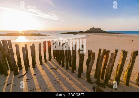 Break Wave, Ruinen der Festung und Strand von Saint Malo bei Ebbe, Bretagne, Frankreich Stockfoto