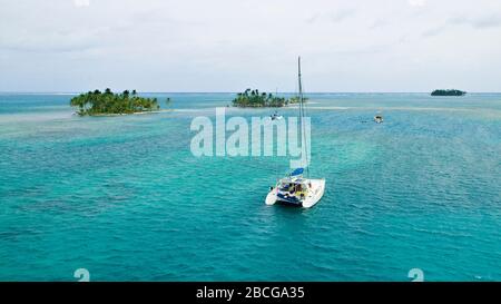 Segelyachten vor Anker im türkisfarbenen Wasser der San Blas Inseln, Kuna Yala, Panama Stockfoto
