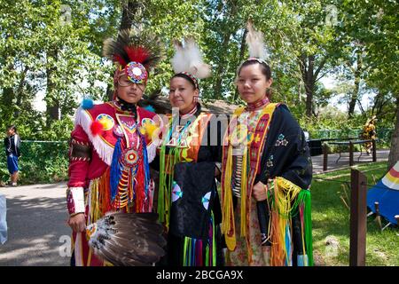 North American Plaims Indianer in traditioneller Kleidung bei Pow Wow im indischen Dorf an der Calgary Stampede Stockfoto