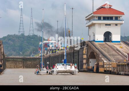 Segelschiffe, die die Schleusen von Miraflores auf der pazifikseite auslecken Des Panamakanals Stockfoto