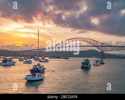 Yachten, die unter der Brücke der Amerikas in Balboa ankern Am Ausgang des Panamakanals Panama Stockfoto