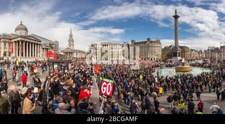 Panoramablick auf Demonstranten auf dem Trafalgar Square während einer Demonstration gegen die Austerität in London Stockfoto