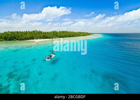 Segelyacht Anker in den seichten Gewässern des Suwarrow Atoll, Cook Inseln, polynesien, pazifischer Ozean Stockfoto