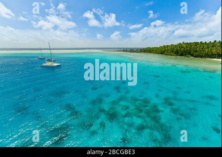 Segelyacht Anker in den seichten Gewässern des Suwarrow Atoll, Cook Inseln, polynesien, pazifischer Ozean Stockfoto