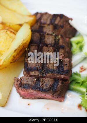 Tagliata di manzo con patate al forno, made beef mit gebackenen Kartoffeln, Milan, Lombardei, Italien, Europa Stockfoto