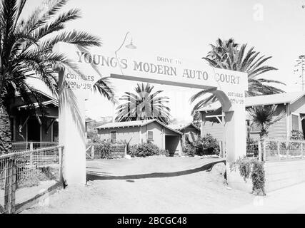 Young's Modern Auto Court in der Altstadt von San Diego, Kalifornien, 1931. Fotografie von Burton Holmes. Stockfoto