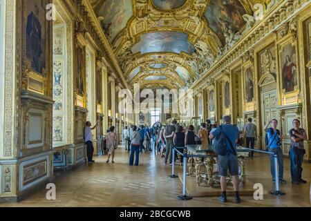 Paris, Frankreich - 24. Juni 2016: Louvre Museum in Paris, Frankreich. Viele Menschen schätzen Gemälde und Skulpturen im weltgrößten Museum und seiner Stockfoto