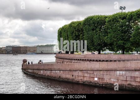 Sankt Petersburg, Russland, 14. Juli: Bürger und Besucher gehen entlang des Granit-Böschens des Newa-Flusses auf dem Spieß der Vasilievski-Insel auf einem su Stockfoto