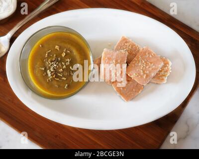 Filet aus gedämpftem Lachs mit Sesamsamen und Gemüsecreme, Italien, Europa Stockfoto