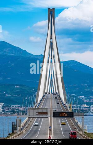 Die Mega-Strukturbrücke von Rio Antirio (Brücke Charilaos Trikoupis) befindet sich in der Nähe der Stadt Patras in Achaea, Griechenland Stockfoto